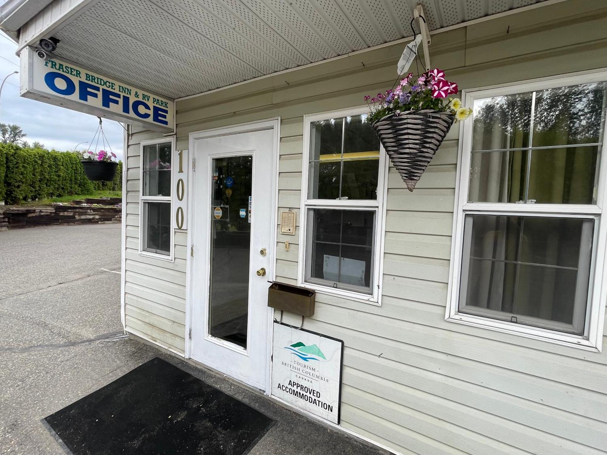 Fraser Bridge Inn Quesnel Dış mekan fotoğraf